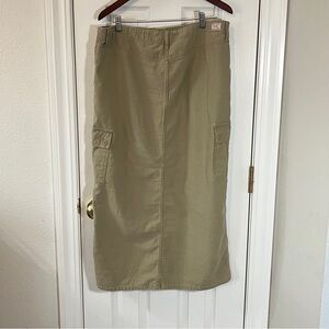 Levi’s Women’s Cargo skirt, MIDI, SZ 16. Never worn. Has Tag. Khaki, zipper
